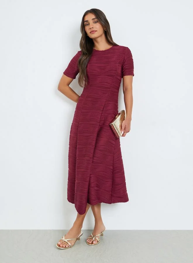 ستايلي فستان ميدي بتصميم مريح وملمس بارز مارون